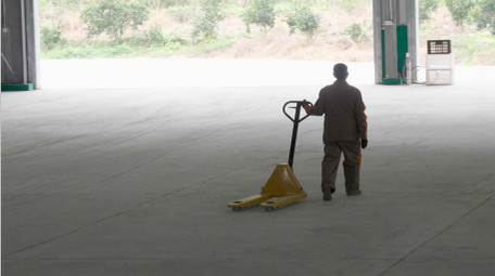 4k实拍车间工人拖车操作工作视频素材