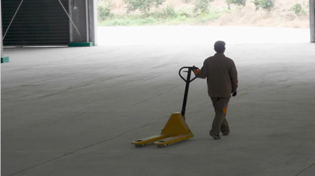 4k实拍车间工人拖车操作工作视频素材