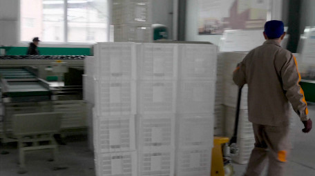 4k实拍车间工人拖车操作工作视频素材