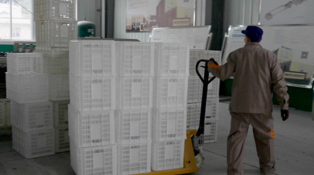 4k实拍车间工人拖车操作工作视频素材