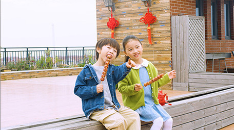 4k户外开心吃冰糖葫芦的小孩实拍