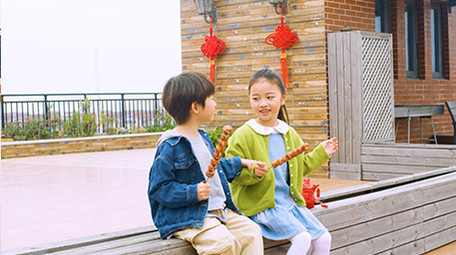 4k户外开心吃冰糖葫芦的小孩实拍