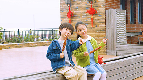 4k户外开心吃冰糖葫芦的小孩实拍