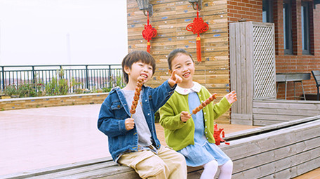 4k户外开心吃冰糖葫芦的小孩实拍