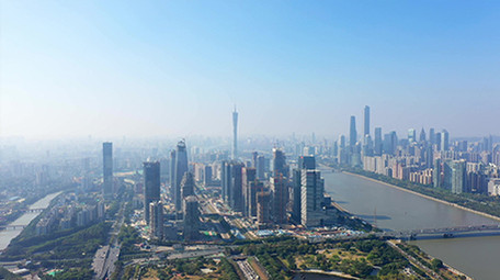 4K航拍广州晴朗天空下的城市风光视频素材