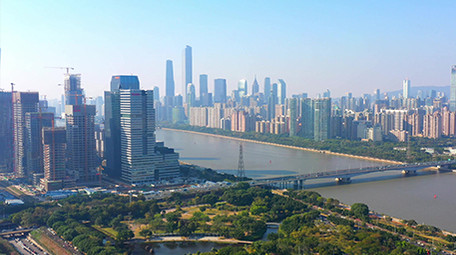 4K航拍广州晴朗天空下的城市风光视频素材