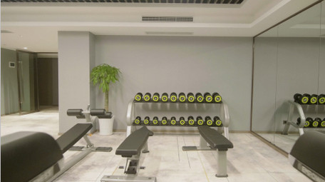 4K实拍健身房器材跑步机椭圆机卧推架运动