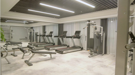 4K实拍健身房器材跑步机椭圆机卧推架运动