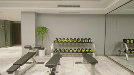 4K实拍健身房器材跑步机椭圆机卧推架运动