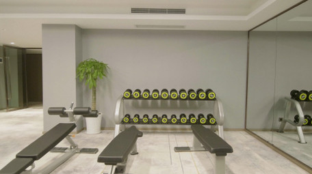 4K实拍健身房器材跑步机椭圆机卧推架运动