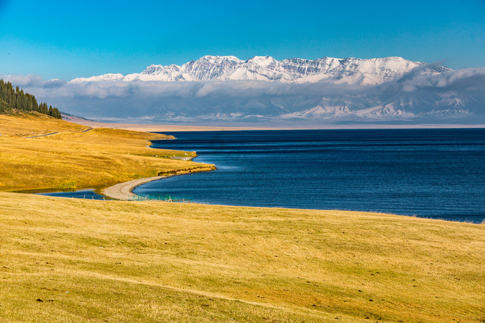 新疆赛里木湖自然风光图片