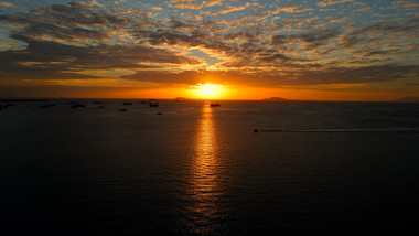 4K三亚湾日落黄昏夕阳船只剪影