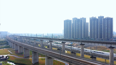 4k航拍蓝天下高铁行驶交通视频素材