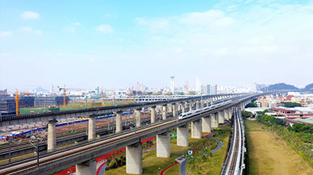 4k航拍蓝天下高铁行驶交通视频素材