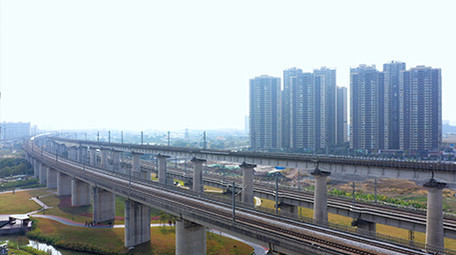 4k航拍蓝天下高铁行驶交通视频素材