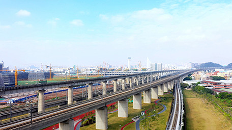 4k航拍蓝天下高铁行驶交通视频素材