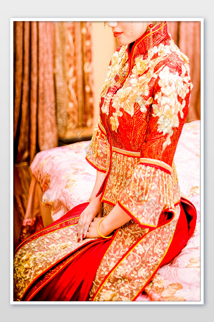 穿着中式婚服的新娘坐在床头图片图片