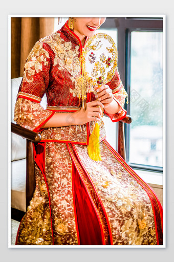 穿着中式婚服的新娘坐着微笑图片