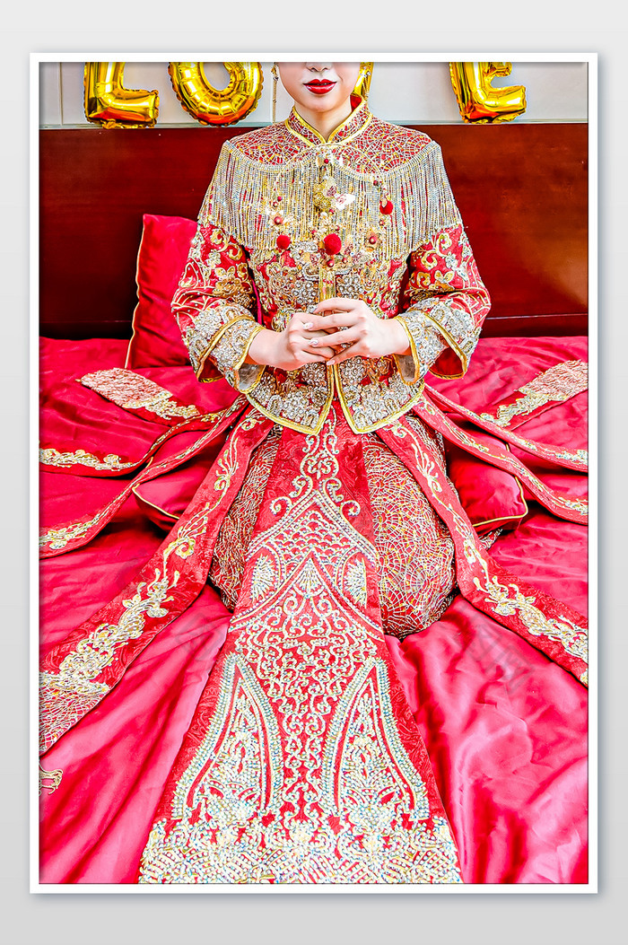 穿着中式礼服的新娘端正的坐在床上图片图片