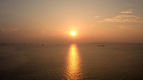 4k航拍唯美海上日出水面光影