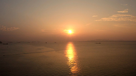 4k航拍唯美海上日出水面光影