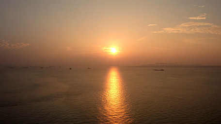 4k航拍唯美海上日出水面光影