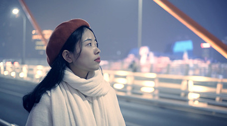 4K实拍冬日行走在寒冷街头的忧伤美女