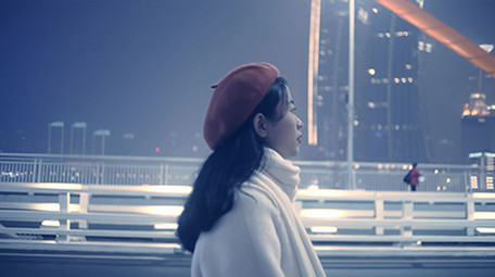 4K实拍冬日行走在寒冷街头的忧伤美女