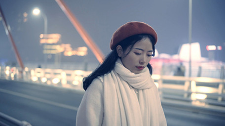 4K实拍冬日行走在寒冷街头的忧伤美女