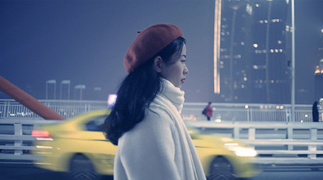 4K实拍冬日行走在寒冷街头的忧伤美女