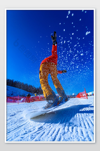 踩着单板的滑雪人在跳跃图片