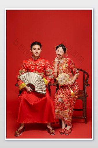 穿着中式传统婚服的新人端坐合影图片