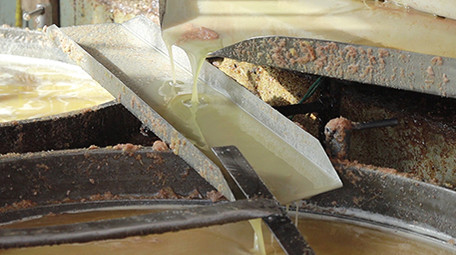 实拍传统家庭油坊现场榨花生油