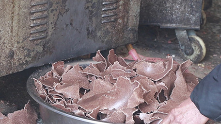 实拍传统家庭油坊现场榨花生油