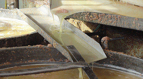 实拍传统家庭油坊现场榨花生油