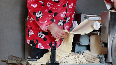 实拍街头巷尾家庭作坊制作挂面