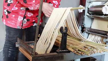 实拍街头巷尾家庭作坊制作挂面