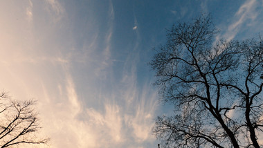 大气<strong>天空</strong>飘动的云空镜延时素材片头