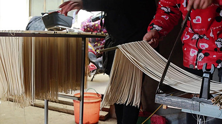 实拍家庭作坊加工制作面条