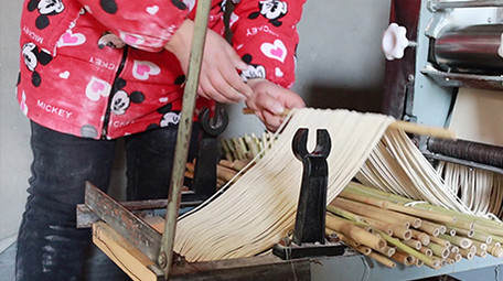 实拍家庭作坊加工制作面条