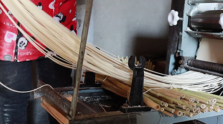 实拍家庭作坊加工制作面条