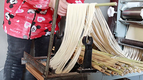 实拍家庭作坊加工制作面条