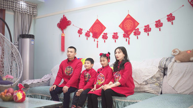 4K实拍新年家庭一家人一起看电视视频素材