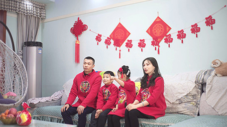 4K实拍新年家庭一家人一起看电视视频素材