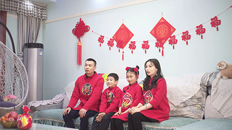 4K实拍新年家庭一家人一起看电视视频素材