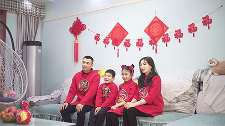 4K实拍新年家庭一家人一起看电视视频素材