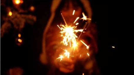 1080P唯美新年烟火女孩玩耍