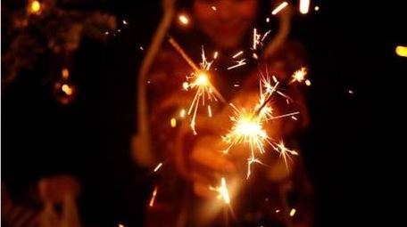 1080P唯美新年烟火女孩玩耍