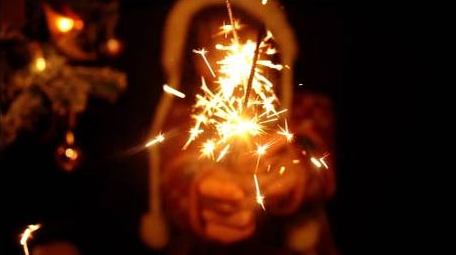 1080P唯美新年烟火女孩玩耍