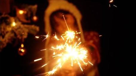 1080P唯美新年烟火女孩玩耍